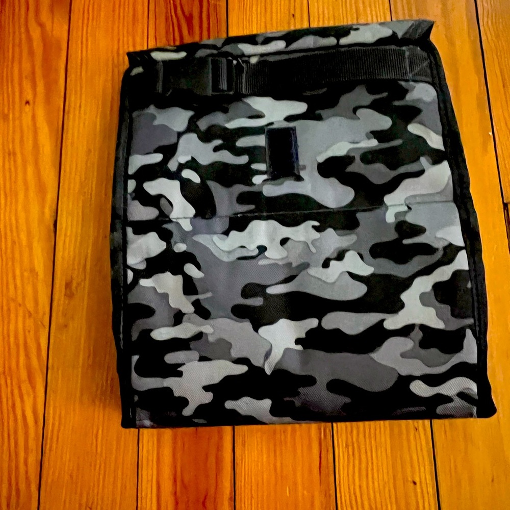 Place the lunch bag in the freezer and it keeps your lunch cold all day